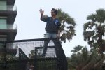 Shahrukh Khan waves to fans on the occasion of Eid at his bandra residence on 12th Aug 2019 (30)_5d525f3a84018.JPG