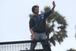 Shahrukh Khan waves to fans on the occasion of Eid at his bandra residence on 12th Aug 2019 (36)_5d525f4be3978.JPG