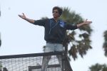 Shahrukh Khan waves to fans on the occasion of Eid at his bandra residence on 12th Aug 2019 (38)_5d525f531a7ad.JPG