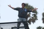 Shahrukh Khan waves to fans on the occasion of Eid at his bandra residence on 12th Aug 2019 (39)_5d525f55dab70.JPG