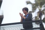 Shahrukh Khan waves to fans on the occasion of Eid at his bandra residence on 12th Aug 2019 (47)_5d525f6cac9e3.JPG