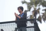 Shahrukh Khan waves to fans on the occasion of Eid at his bandra residence on 12th Aug 2019 (49)_5d525f732db06.JPG
