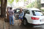 Kanika Kapoor spotted at bandra on 18th Aug 2019 (11)_5d5ba469338b6.jpg