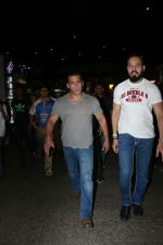 Salman Khan spotted at airport on 20th Aug 2019 (1)_5d5cf486349bb.JPG