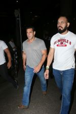 Salman Khan spotted at airport on 20th Aug 2019 (71)_5d5cf48f8243d.JPG