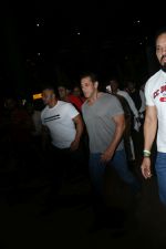 Salman Khan spotted at airport on 20th Aug 2019 (72)_5d5cf49286c06.JPG