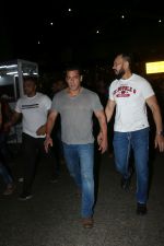 Salman Khan spotted at airport on 20th Aug 2019 (73)_5d5cf495910f7.JPG