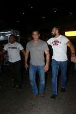Salman Khan spotted at airport on 20th Aug 2019 (74)_5d5cf49888c43.JPG