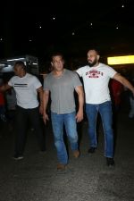Salman Khan spotted at airport on 20th Aug 2019 (76)_5d5cf49f1000e.JPG