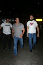 Salman Khan spotted at airport on 20th Aug 2019 (77)_5d5cf4a2f35f5.JPG