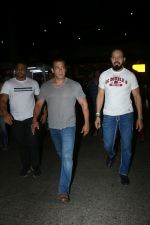 Salman Khan spotted at airport on 20th Aug 2019 (78)_5d5cf4a62a09a.JPG