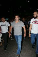Salman Khan spotted at airport on 20th Aug 2019 (79)_5d5cf4ad9df56.JPG