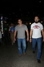 Salman Khan spotted at airport on 20th Aug 2019 (87)_5d5cf4da73bd5.JPG