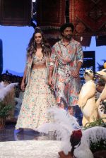 Farhan Akhtar and Shibani Dandekar walk the ramp for designer Payal Singhal on Lakme Fashion Wek Day 1 on 21st Aug 2019 (21)_5d5e4446060e9.JPG