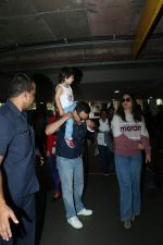 Kareena Kapoor, Saif Ali Khan & Taimur spotted at airport on 21st Aug 2019 (26)_5d5e485001e94.JPG
