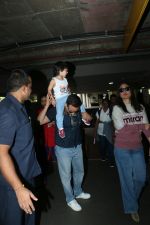 Kareena Kapoor, Saif Ali Khan & Taimur spotted at airport on 21st Aug 2019 (27)_5d5e48532632a.JPG