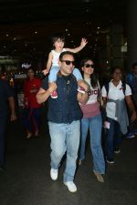 Kareena Kapoor, Saif Ali Khan & Taimur spotted at airport on 21st Aug 2019 (6)_5d5e48269d9c6.JPG