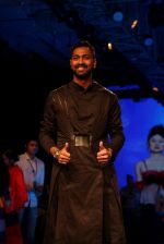 Krunal Pandya at Lakme Fashion Week 2019 on 21st Aug 2019 (10)_5d5e459b4ffa4.JPG