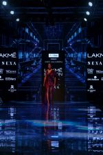 Lisa Haydon walk the ramp at Lakme Fashion week 2019 for designer Amit Aggarwal on 21st Aug 2019 (7)_5d5e44de40898.JPG