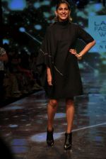 Kubbra Sait at lakme fashion week 2019 on 22nd Aug 2019 (99)_5d5f8ec337706.JPG