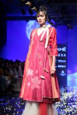 Model walk the ramp at Lakme Fashion Week 2019 Day 2 on 22nd Aug 2019 (177)_5d5f99ce43038.JPG