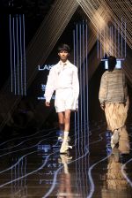 Model walk the ramp at Lakme Fashion Week 2019 Day 2 on 22nd Aug 2019 (19)_5d5f988118a13.JPG
