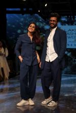 Riteish Deshmukh With His Wife at Lakme Fashion Week 2019 on 22nd Aug 2019 (16)_5d5f8f089089f.JPG