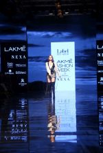 Tara sutaria walk the ramp for Ritu Kumar at Lakme Fashion Week Day 3 on 23rd Aug 2019 (57)_5d60f89c5a977.JPG
