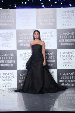 Kareena Kapoor Khan walks for Gauri & Nainika At Lakme Fashion Week 2019 on 25th Aug 2019 (11)_5d6392f8b539d.jpg