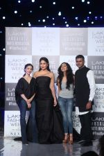 Kareena Kapoor Khan walks for Gauri & Nainika At Lakme Fashion Week 2019 on 25th Aug 2019 (13)_5d6392fd500b2.jpg