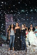Kareena Kapoor Khan walks for Gauri & Nainika At Lakme Fashion Week 2019 on 25th Aug 2019 (48)_5d6393458c45f.jpg