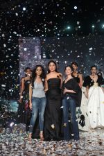 Kareena Kapoor Khan walks for Gauri & Nainika At Lakme Fashion Week 2019 on 25th Aug 2019 (49)_5d639347a132f.jpg