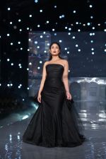 Kareena Kapoor Khan walks for Gauri & Nainika At Lakme Fashion Week 2019 on 25th Aug 2019 (90)_5d63939be2082.jpg