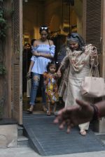 Mira Rajput with her mother & daughter Misha spotted at bandra on 25th Aug 2019 (3)_5d638dee5ce22.JPG
