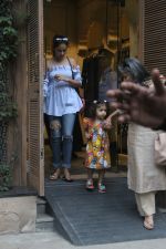 Mira Rajput with her mother & daughter Misha spotted at bandra on 25th Aug 2019 (5)_5d638df2393f5.JPG