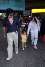 Addite Malik, Mohit Malik along with their child at the aiport on 20th May 2023 (10)_646dabfba9ac5.jpg