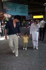 Addite Malik, Mohit Malik along with their child at the aiport on 20th May 2023 (18)_646dac4bd932d.jpg