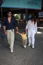 Addite Malik, Mohit Malik along with their child at the aiport on 20th May 2023 (2)_646dabc70d871.jpg