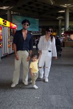 Addite Malik, Mohit Malik along with their child at the aiport on 20th May 2023 (25)_646dac556b11e.jpg