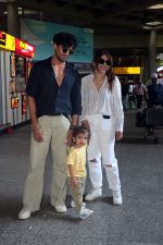 Addite Malik, Mohit Malik along with their child at the aiport on 20th May 2023 (27)_646dac67d1841.jpg