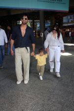 Addite Malik, Mohit Malik along with their child at the aiport on 20th May 2023 (30)_646dac85d0441.jpg