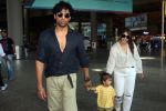 Addite Malik, Mohit Malik along with their child at the aiport on 20th May 2023 (5)_646dabdd1ca68.jpg