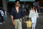 Addite Malik, Mohit Malik along with their child at the aiport on 20th May 2023 (6)_646dabe46d541.jpg