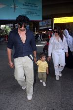 Addite Malik, Mohit Malik along with their child at the aiport on 20th May 2023 (8)_646dabeb27ca4.jpg
