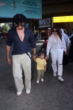 Addite Malik, Mohit Malik along with their child at the aiport on 20th May 2023 (9)_646dabf2310ce.jpg