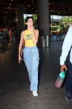 Ananya Panday in a Yellow tank top and blue jeans on 23rd May 2023 (12)_646e18c7de34e.jpg