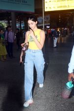 Ananya Panday in a Yellow tank top and blue jeans on 23rd May 2023 (15)_646e18d02bb4f.jpg