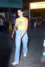 Ananya Panday in a Yellow tank top and blue jeans on 23rd May 2023 (16)_646e18d2e6193.jpg