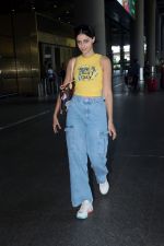 Ananya Panday in a Yellow tank top and blue jeans on 23rd May 2023 (18)_646e18a817a70.jpg