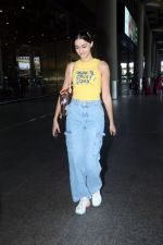 Ananya Panday in a Yellow tank top and blue jeans on 23rd May 2023 (20)_646e18ae68f6a.jpg